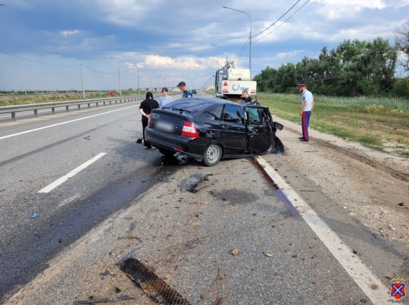 В Волгоградской области автомобиль столкнулся с экскаватором